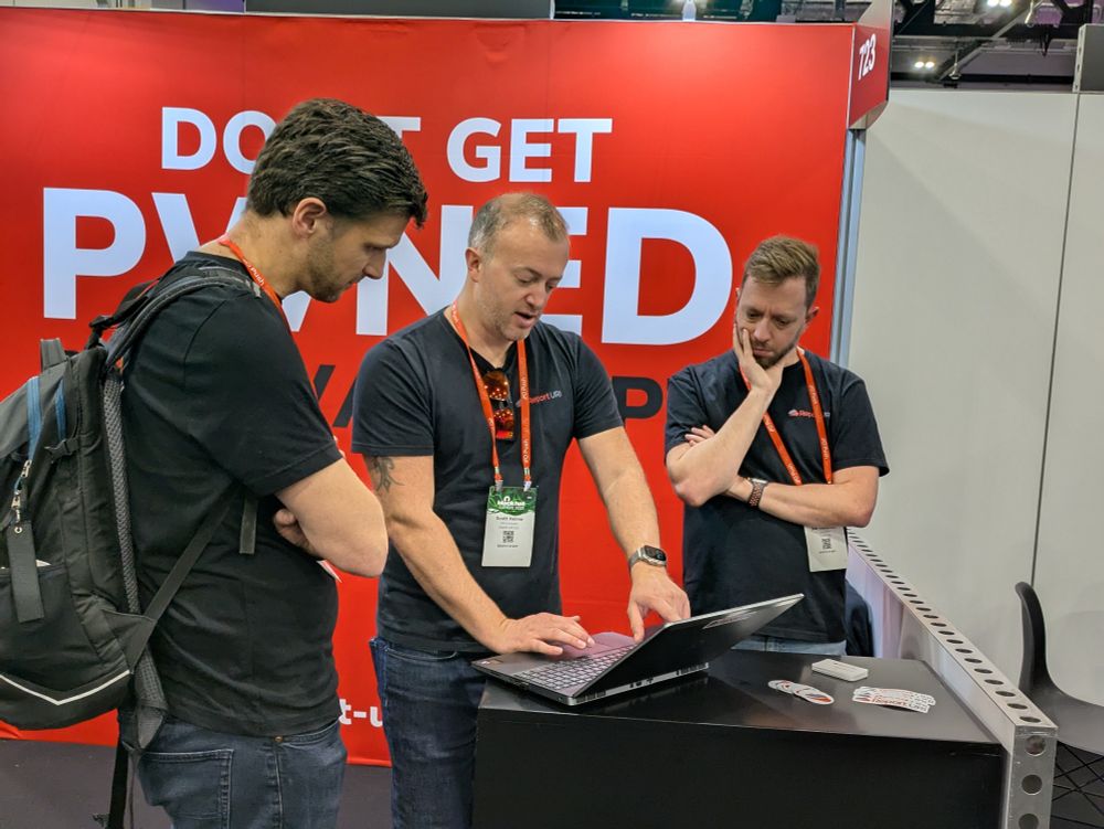 Scott demonstrating reporturi.