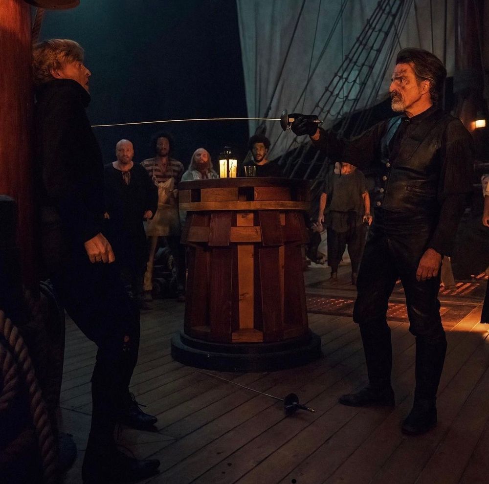 Izzy about to stab Stede in 1x06