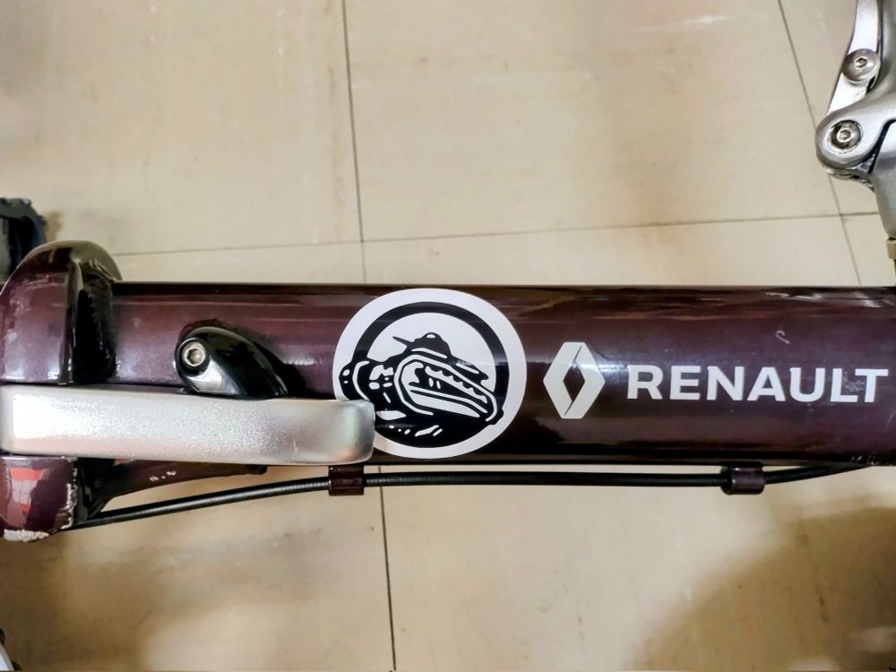 100年前のルノーのロゴマークをルノー折りたたみ自転車に貼った。