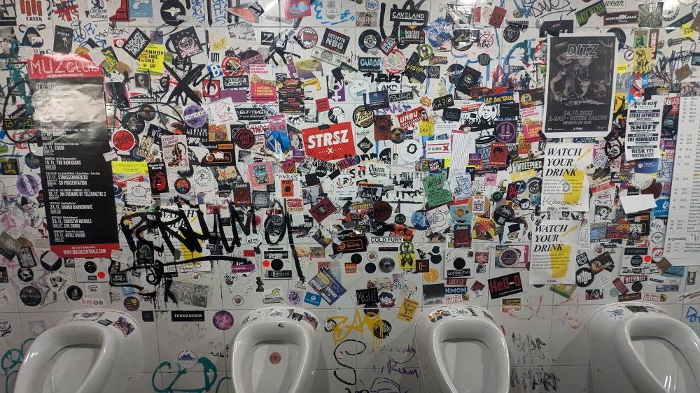Toilette Z-Bau Nürnberg Viele Aufkleber um die Pissbecken
