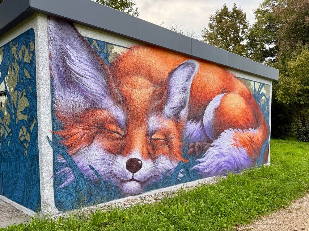 Blick auf ein Elektro-Gebäude mit einem darauf gezeichneten Fuchs.