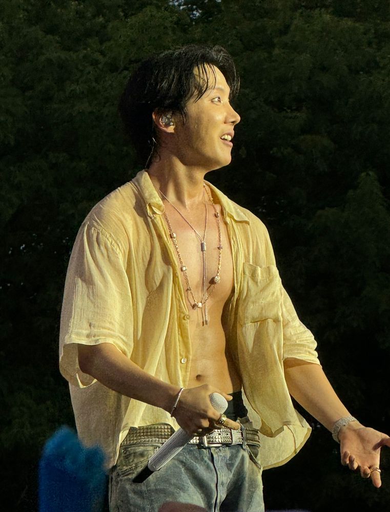 hoseok wide eyed at what’s happening in the crowd at lollapalooza Berlin 