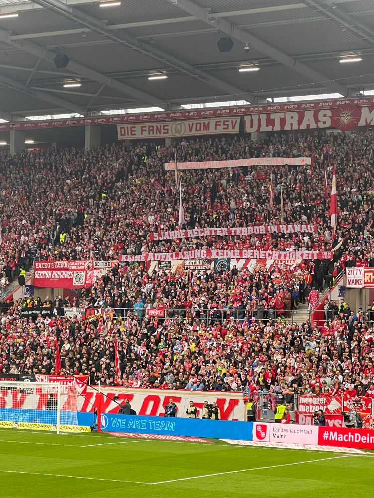 Mainzer Heimkurve mit “5 Jahre rechter Terror in Hanau. Keine Aufklärung, keine Gerechtigkeit”.