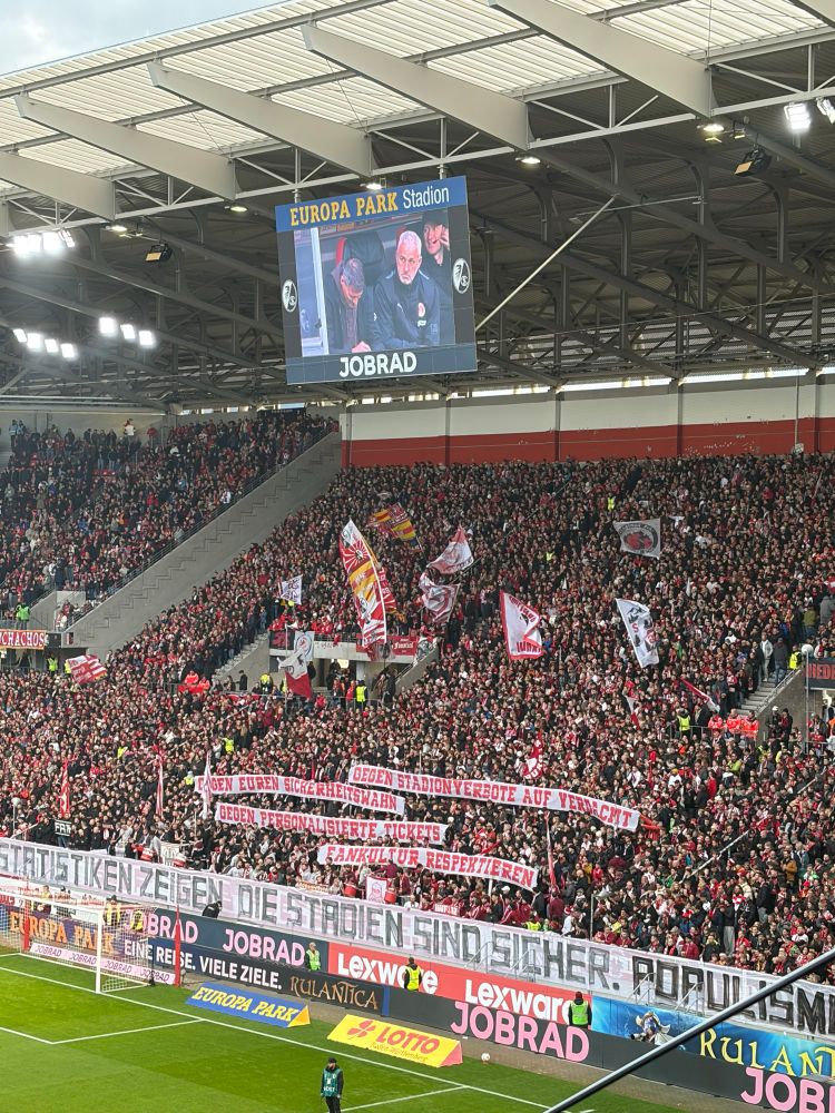 Heimkurve in Freiburg:
“Gegen Stadionverbote auf Verdacht
Gegen euren Sicherheitswahn 
Gegen personalisierte Tickets
Fankultur respektieren”