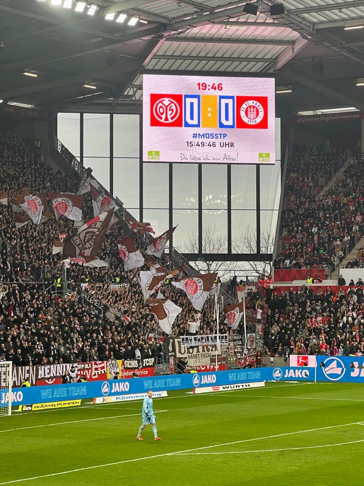 FCSP Gästeblock mit “Say their names” Tapete