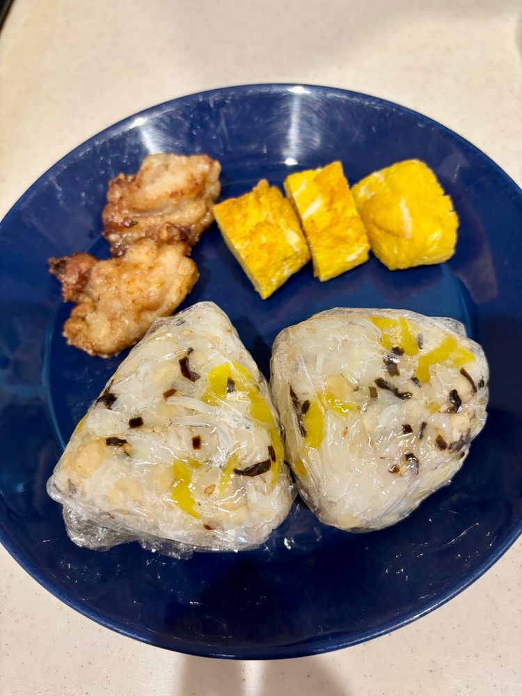 朝ごはん
混ぜごはんおにぎりと唐揚げと卵焼き