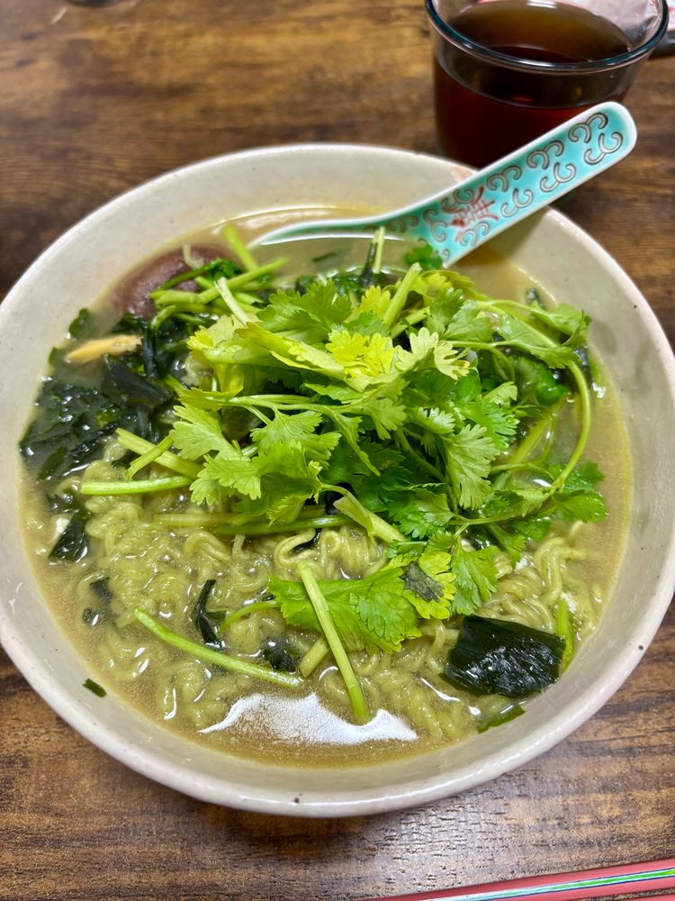 パクチーを乗せたラーメン