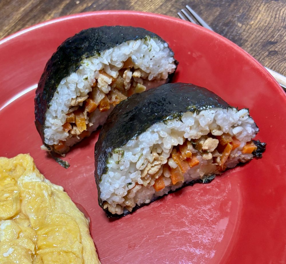 昨日と同じおにぎらずと卵の焼いたの