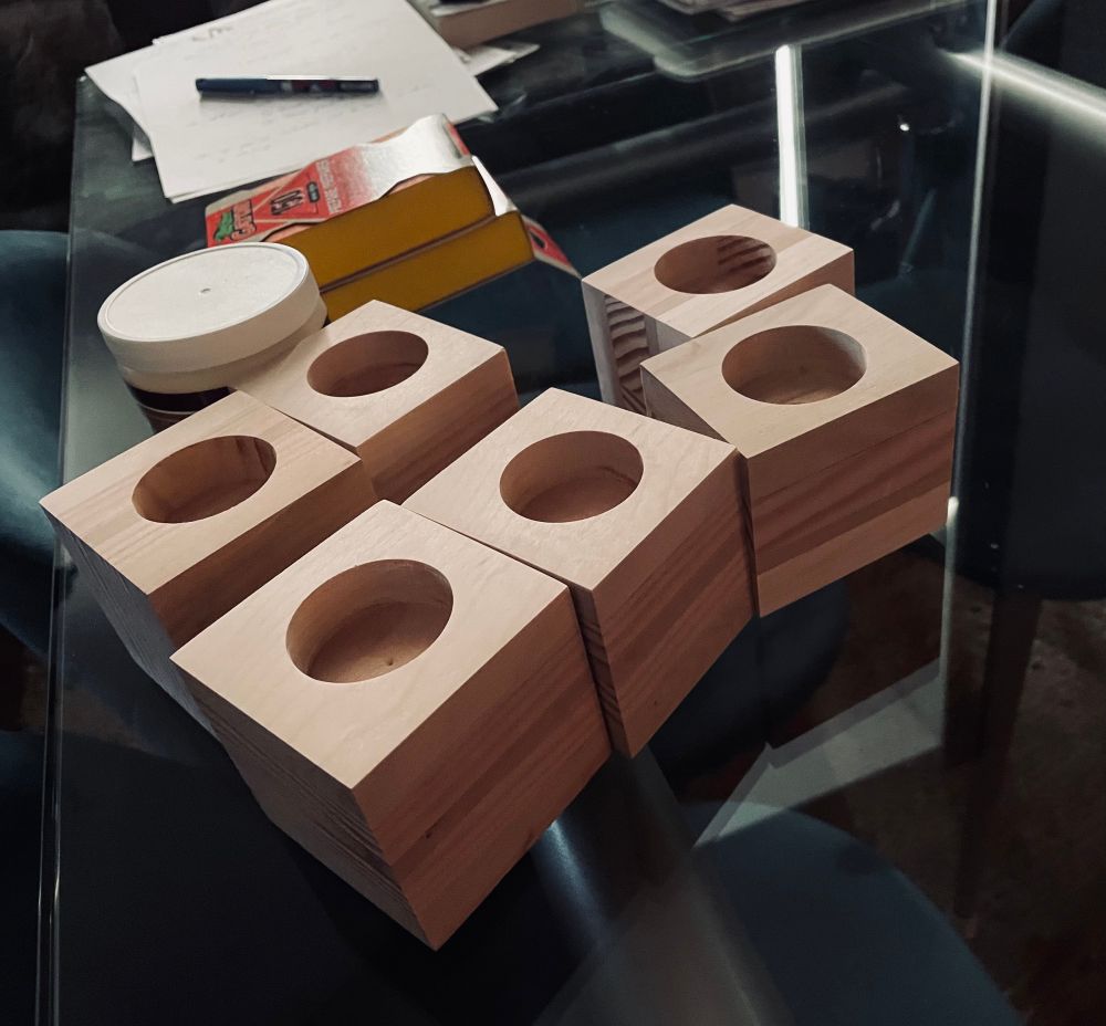 Bougeoirs cubiques qui doivent être légèrement poncés avant vernis 