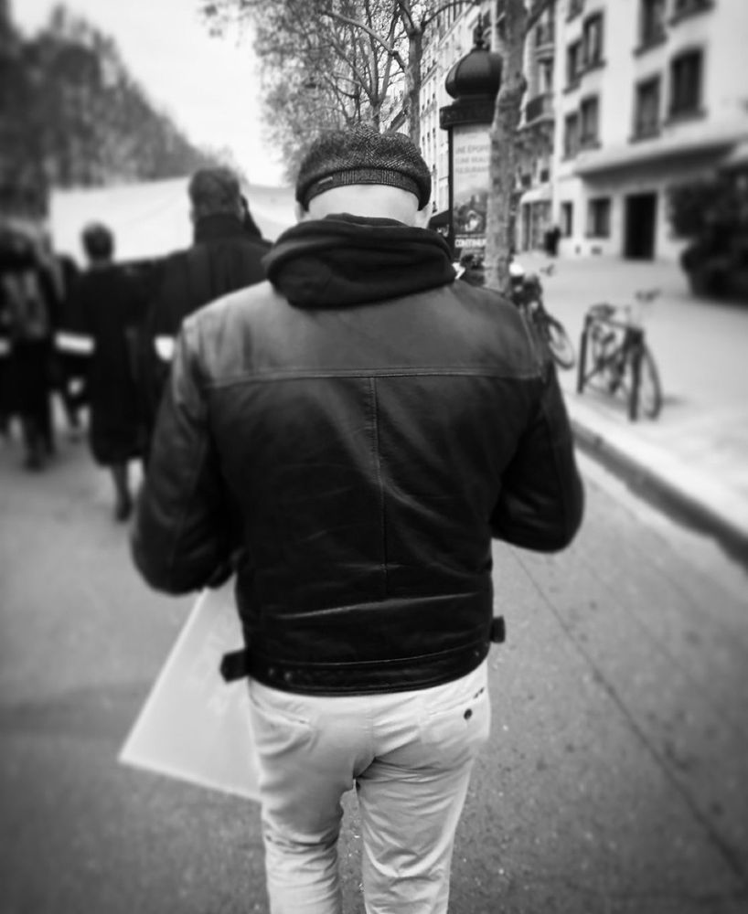 Photo de notre ami disparu vu de dos prise durant une manifestation par Palais_au 