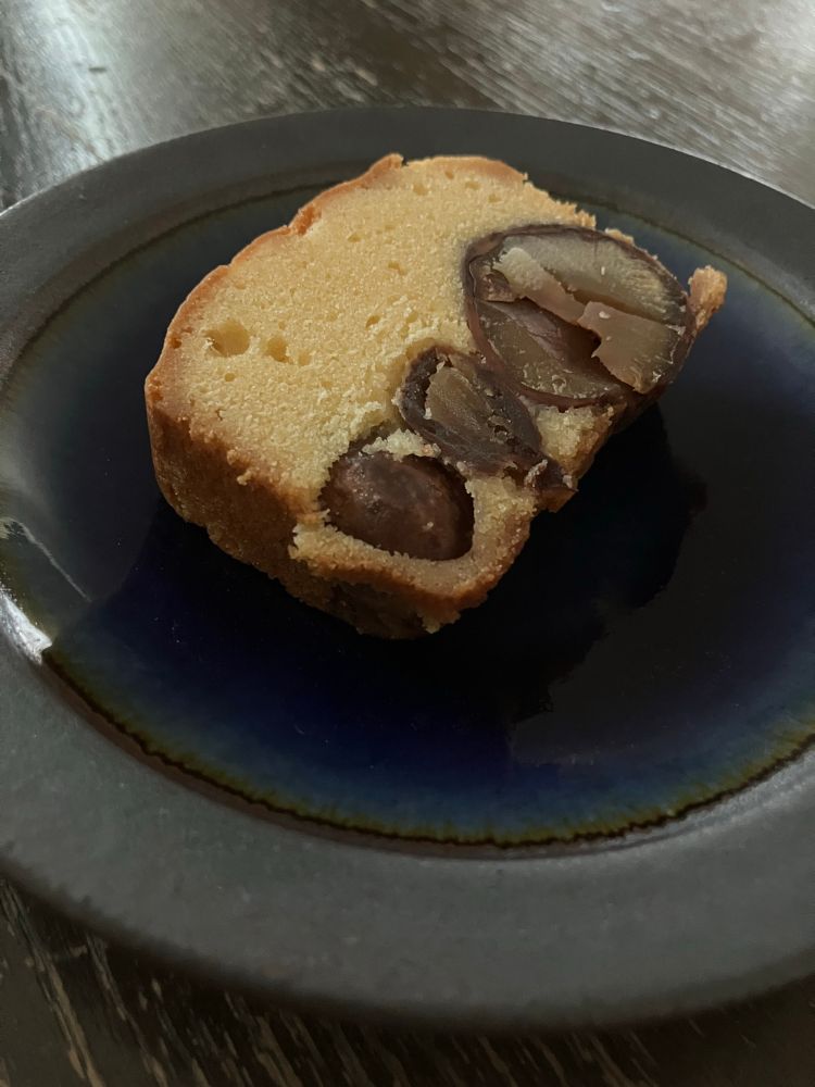 皿に乗った和栗みっしりのパウンドケーキ