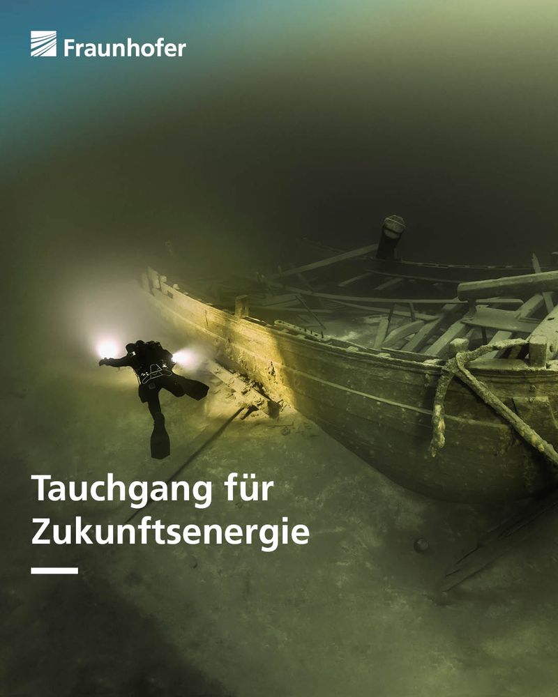 Ein Taucher erkundet den Unterwasserbereich eines Schiffswracks, während er mit einer Taschenlampe Licht ins Dunkel bringt. Im Hintergrund sind die Umrisse des Wracks sichtbar, umgeben von trübem Wasser. Der Text "Tauchgang für Zukunftsenergie" weist auf die Bedeutung dieser Erkundungen für innovative Energiequellen hin.