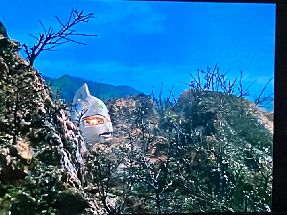 Ultraseven peeking over mountain looking right