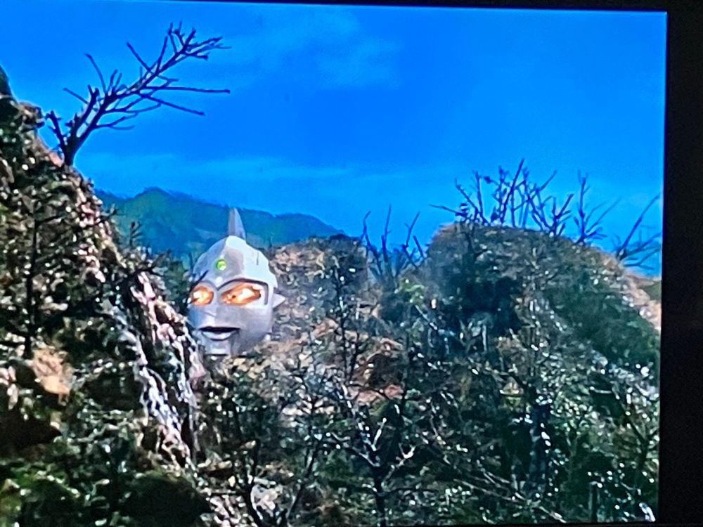 Ultraseven peeking over mountain looking left