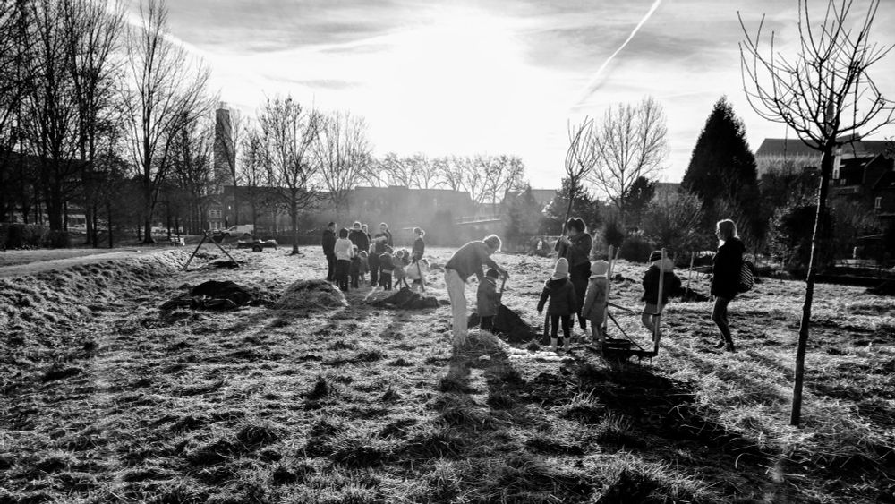 Plantage d'arbre par des enfants au parc saint pierre, Amiens