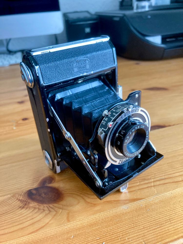 A Zeiss Ikon Nettar folding camera. 
