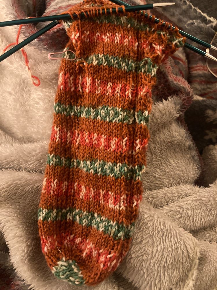 Chaussette de Noël en cours. Laine à rayures WYS Signature, couleur Gingerbread