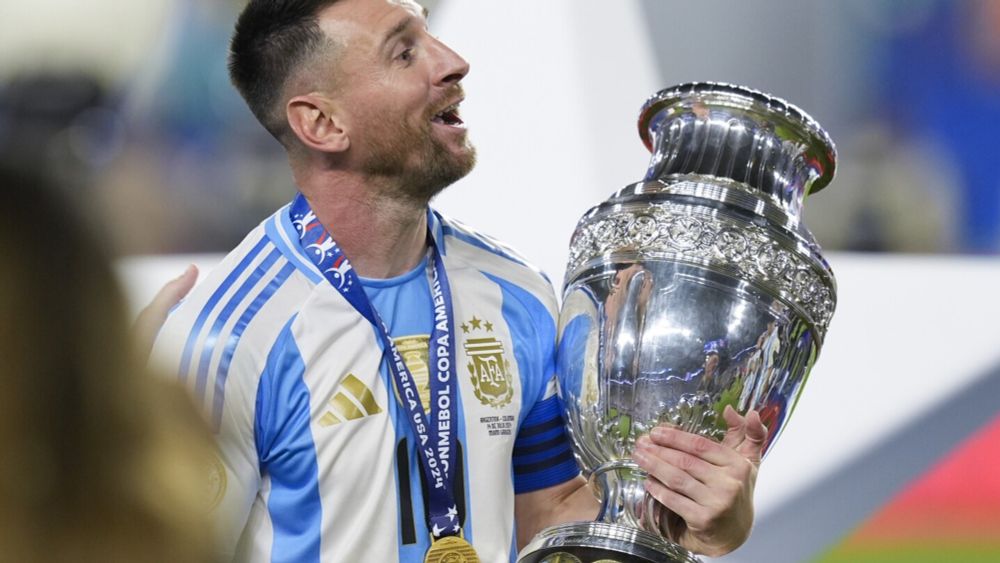 Lionel Messi asked to apologize for Argentina players' racist chant