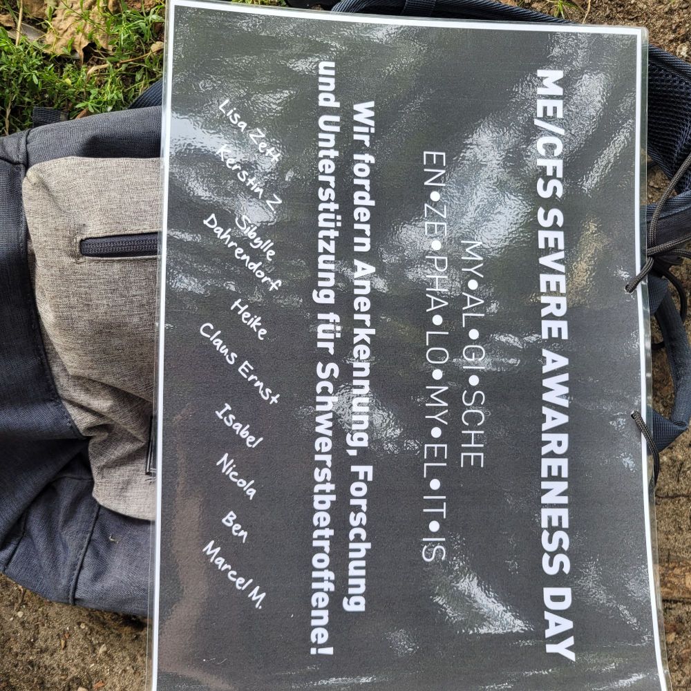 #SevereMECFS Demoplakat mit Namen von Betroffenen.