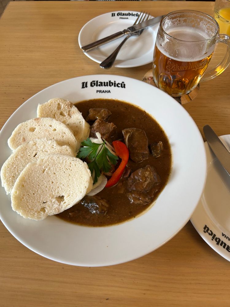 Beef gúlas with bread dumplings + Pilsner beer

Restaurant: U Glaubiců