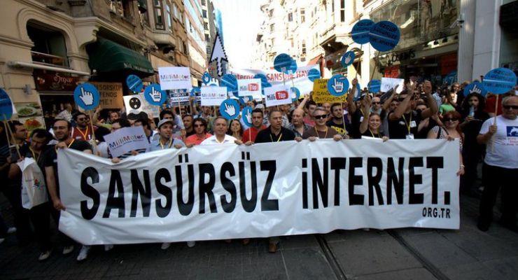 SANSÜRSÜZ İNTERNET yazılı bir pankartın arkasında on binler İstiklal Caddesi'nde yürüyor. 2010 yılından bir fotoğraf.