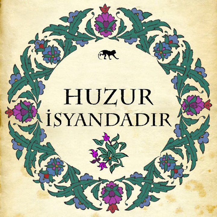 Ortasında "Huzur isyandadır" yazılı bir otantik süsleme. İç Mihrak logosu göze çarpıyor.