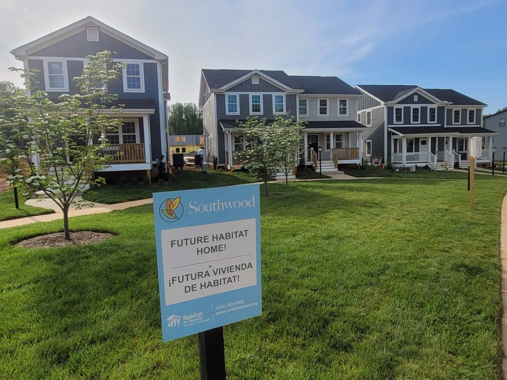 Several newly built homes in Southwood featuring a sign reading “FUTURE HABITAT HOME!” in English and Spanish.