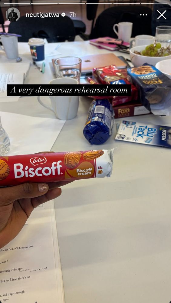 Ncuti GatwaのIGストーリーのスクショ。
Biscoffのクリームサンドを持った写真にA very dangerous rehearsal roomというコメントが添えられている。