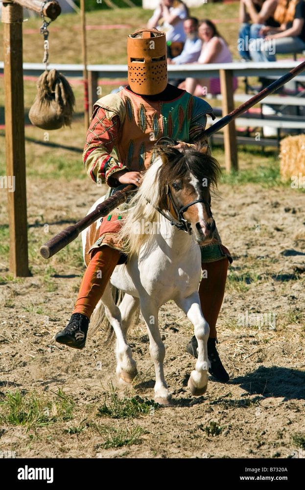 Un type en habit médiéval chevauchant un poney tout petit.