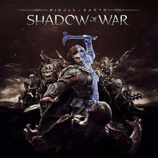 capa do jogo "Middle-Earth: Shadow of War" exibe um guerreiro humano de armadura, Talion, segurando uma espada em uma mão e um anel brilhante na outra. Atrás dele, há uma série de criaturas ameaçadoras, como orcs e bestas, surgindo da escuridão. O cenário ao fundo é sombrio, com tons de azul e cinza, evocando um clima de guerra e mistério. O título do jogo está no topo, em letras prateadas e brilhantes.