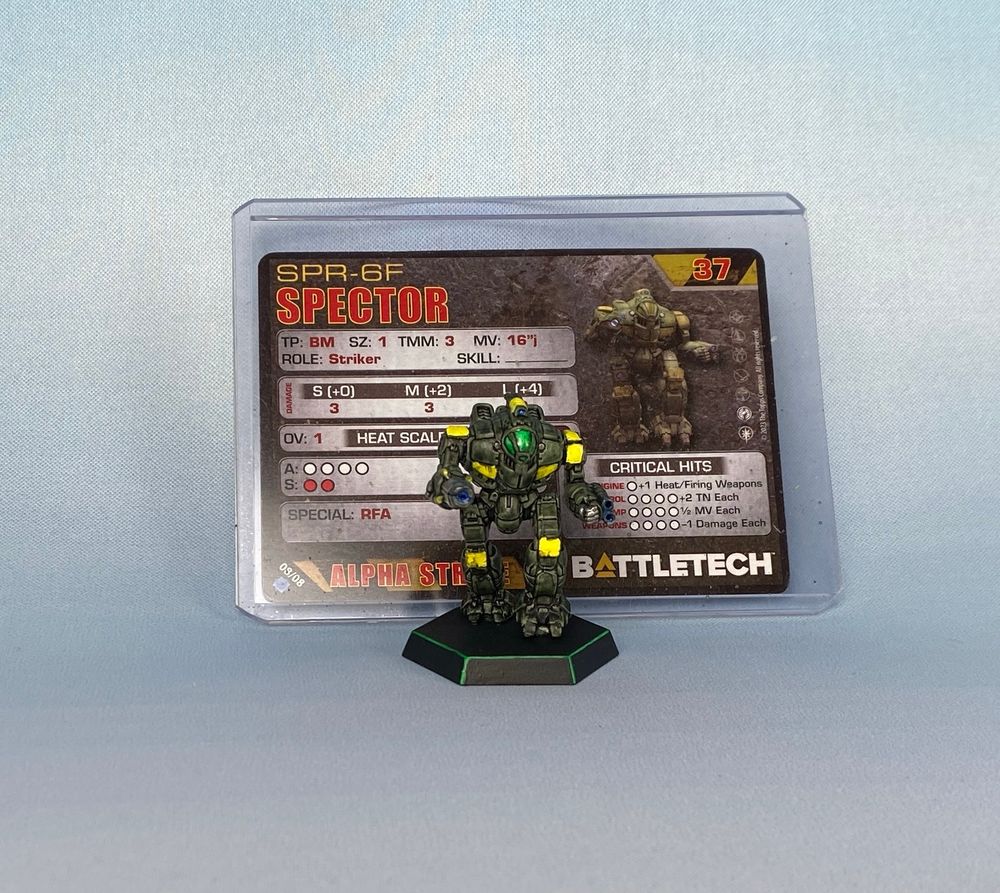 Specter battlemech painted green and yellow.