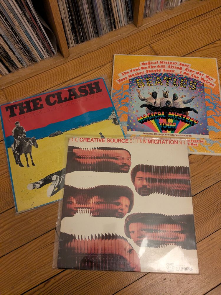 3 disques posés par terre : Magical Mystery Tour des Beatles, Give em enough rope des Clash, Migration par Creative Source