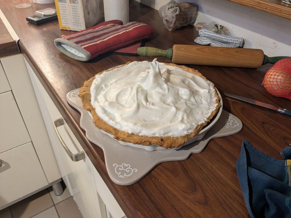 Meringue non cuite étalée sur la tarte qui sort du four. Tentative pathétique de petit dome au centre de la tarte.