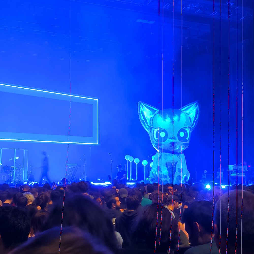 chat gonflable du concert de Porter Robinson qui était vrmt incroyable