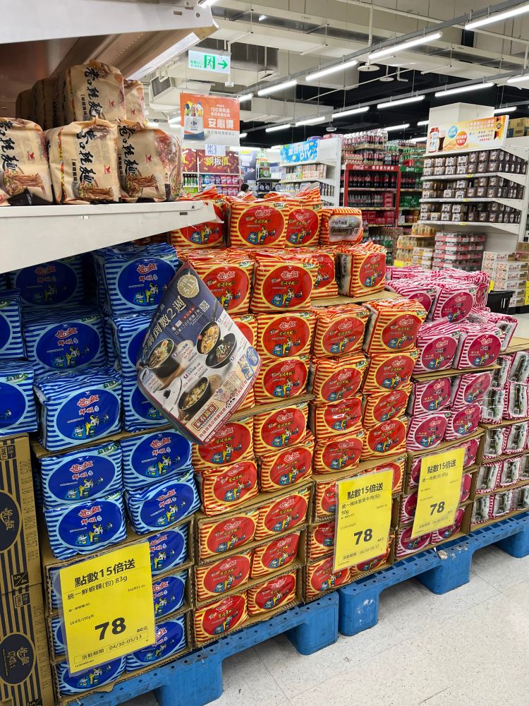 山積みされた袋のインスタントラーメン