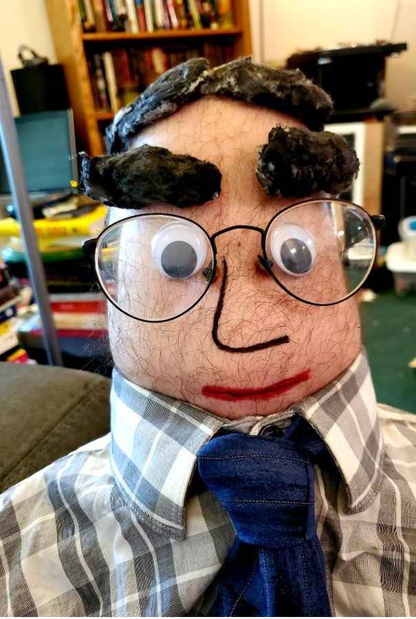 My knee dressed up as Eugkneene Levy.