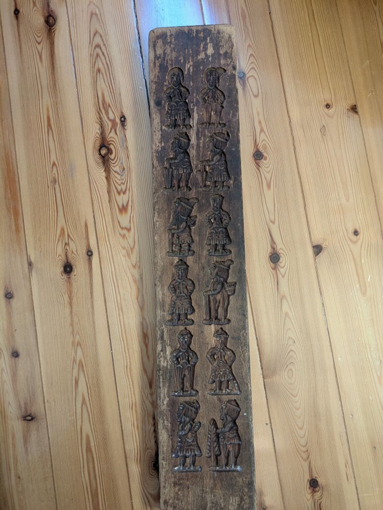 Zeigt ein Spekulatius Holzmodel mit 12 Figuren 