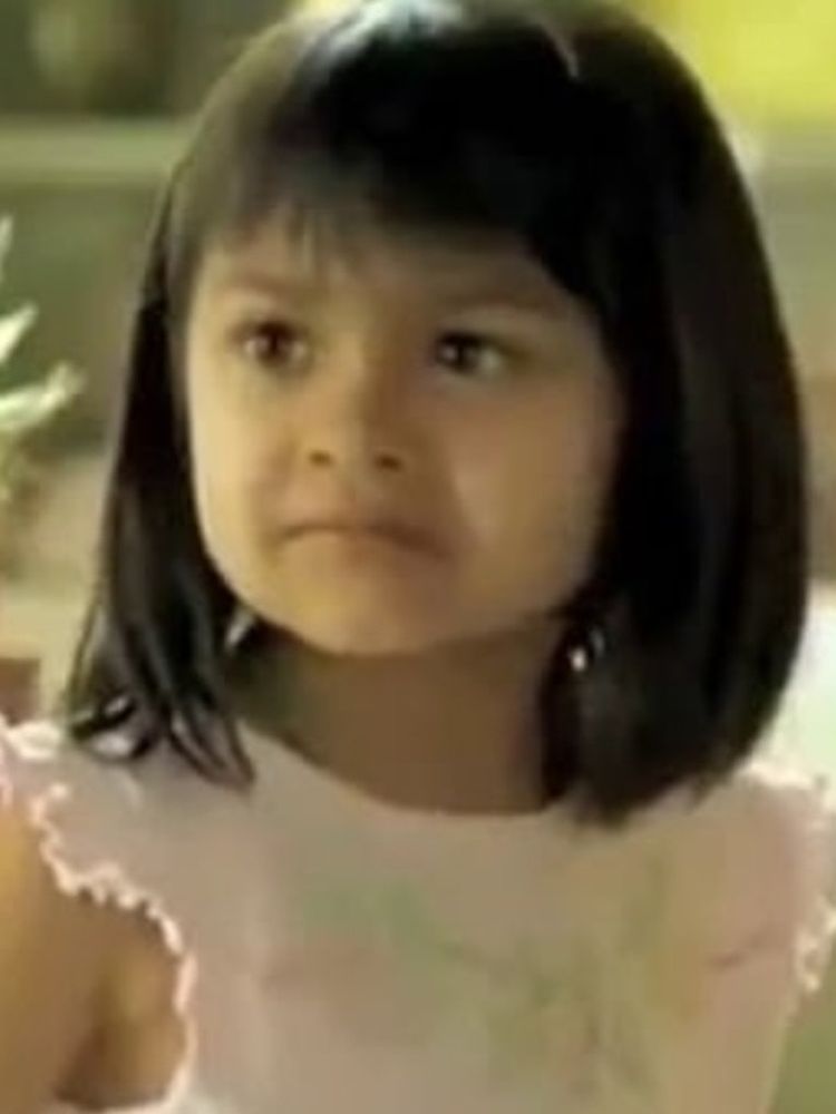 "¿Por qué no los dos?" commercial girl staring bleakly outward