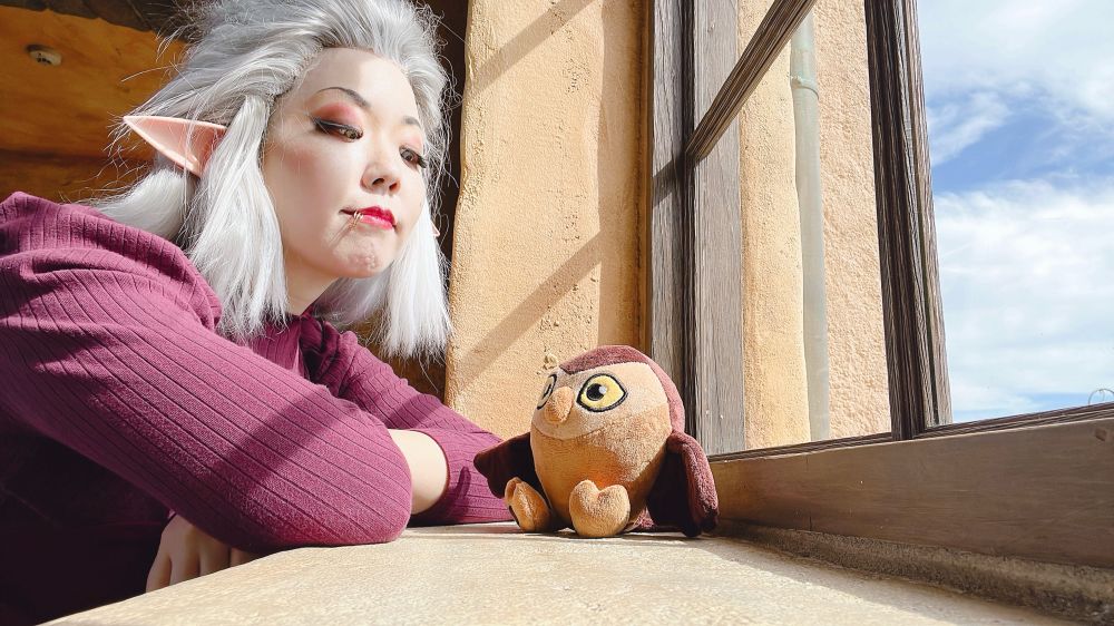 アウルハウスのイーダの仮装で撮影したポートレート。窓辺に肘を掛け、魔除けのアウルバートを見つめている