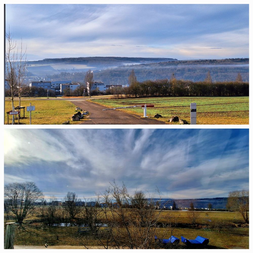 Panoramablick vom Campus der THU auf dem Ulmer Eselsberg auf den Maienwald und die Stadt mit Nebelschwadern und Schleierwolken