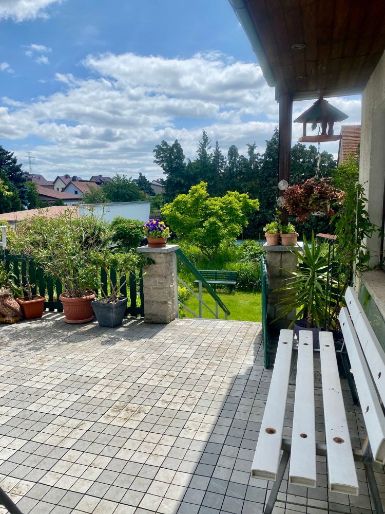 Terrasse mit Blick in den Garten. 