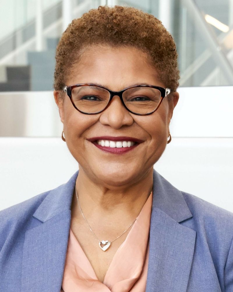 Karen Bass, maire de Los Angeles, femme noire