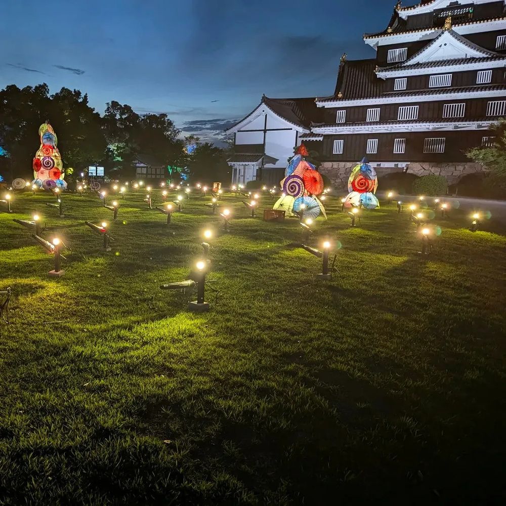 château de Kanazawa et son jardin illuminés la nuit