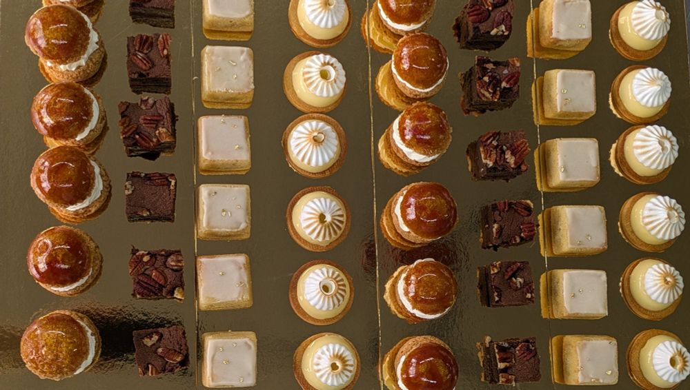 Plateaux de mignardises. Choux chantilly, brownie chocolat 70% et pecans, tarte citron meringuée et nantais 