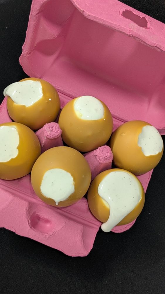6 oeufs guimauve dans une boîte à œufs rose 