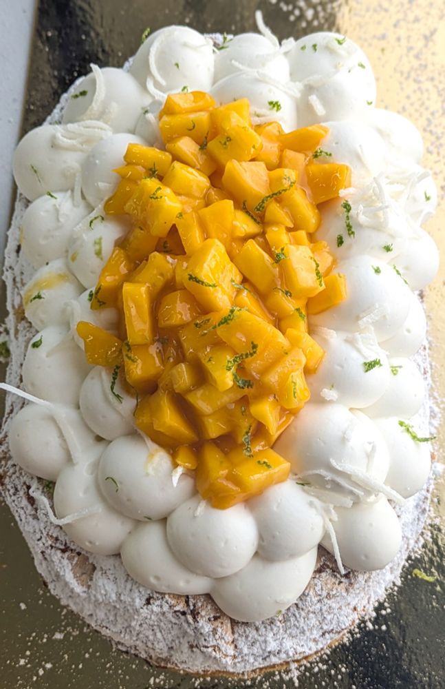Dacquoise coco, crème coco, confit de mangue et brunoise de mangue et lime 