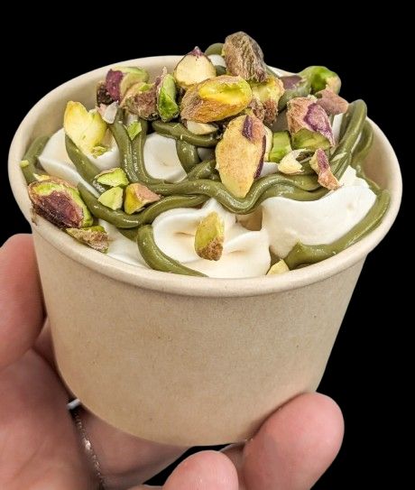 Mini coupe glacée fleur d'oranger, crème de pistache et pistaches en morceaux 