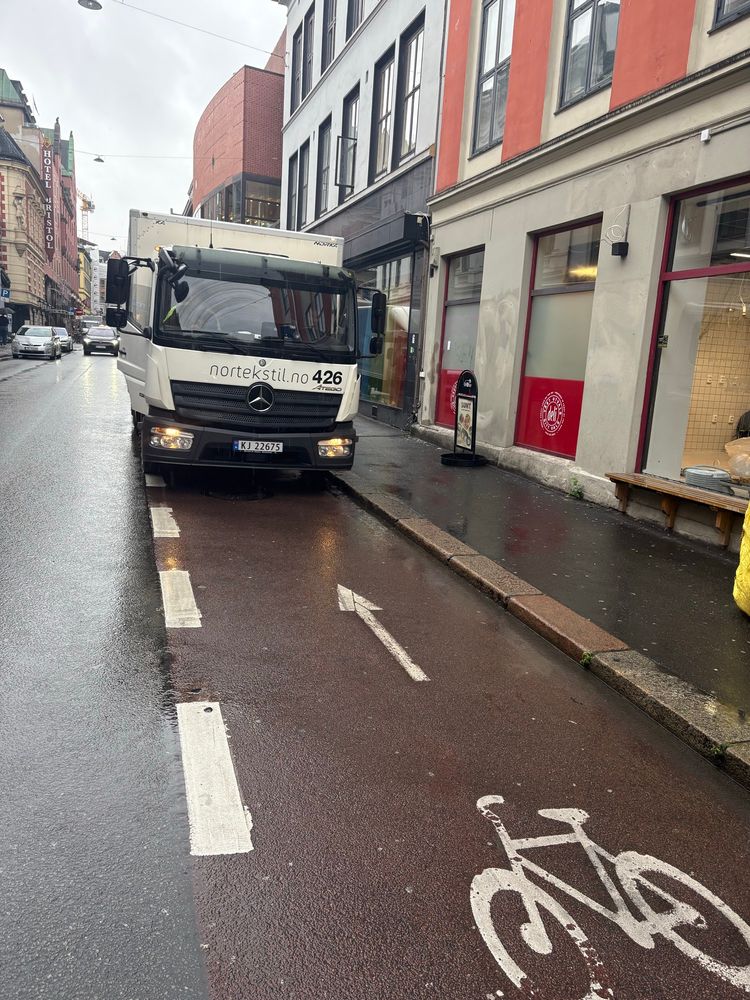 Lastebil parkert mot kjøreretning i sykkelfelt som går mot enveiskjørt gate.