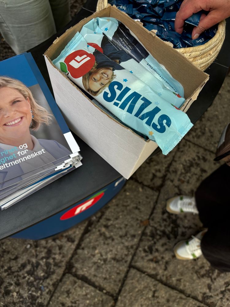 Bilde fra FrPs stand på Karl Johan, hvor de deler ut sylv-IS.