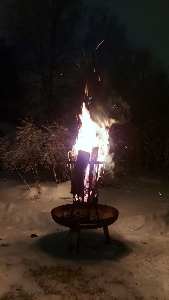 Puut palamassa metallikorissa.